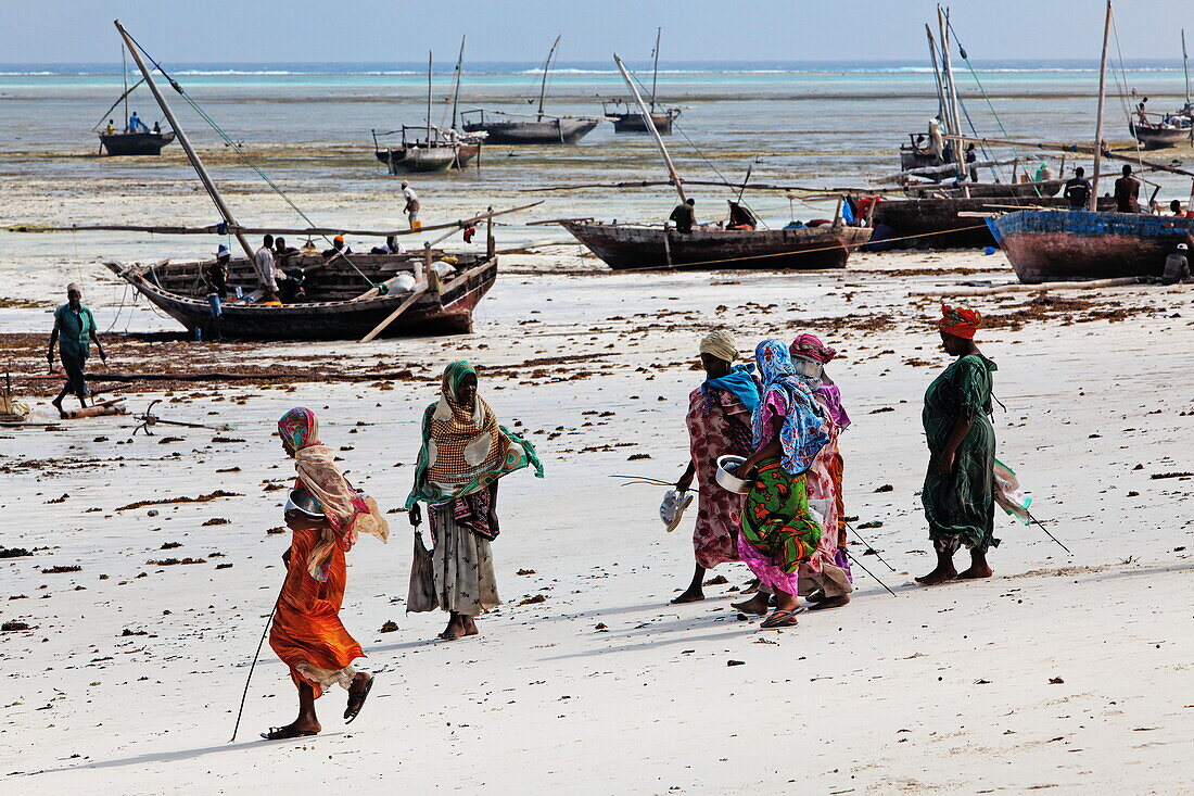 Einheimische am Strand beim Dorf Nungwi, Sansibar, Tansania, Afrika