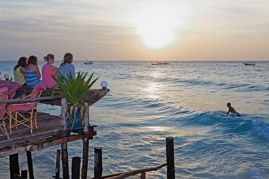 Menschen auf der Terrasse des Z Hotel bei Sonnenuntergang, Nungwi, Sansibar, Tansania, Afrika