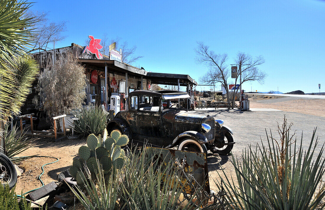 Tankstelle mit Oldtimer an der Route 66, Arizona, Südwest USA, Amerika