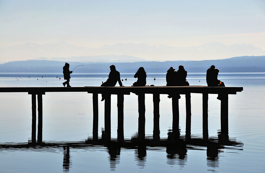 Menschen auf einem Steg am Ammersee, Bayern, Deutschland, Europa