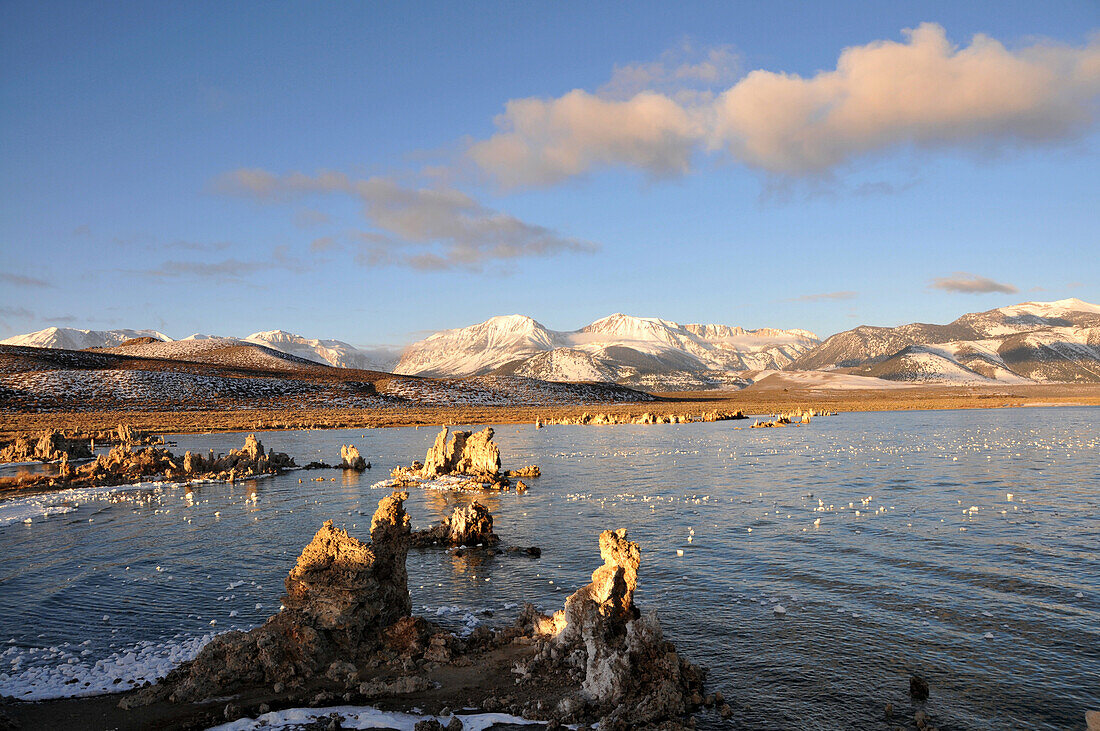 Kalksteinformationen an einem See am Abend, Mono Lake National Monument, Kalifornien, USA, Amerika