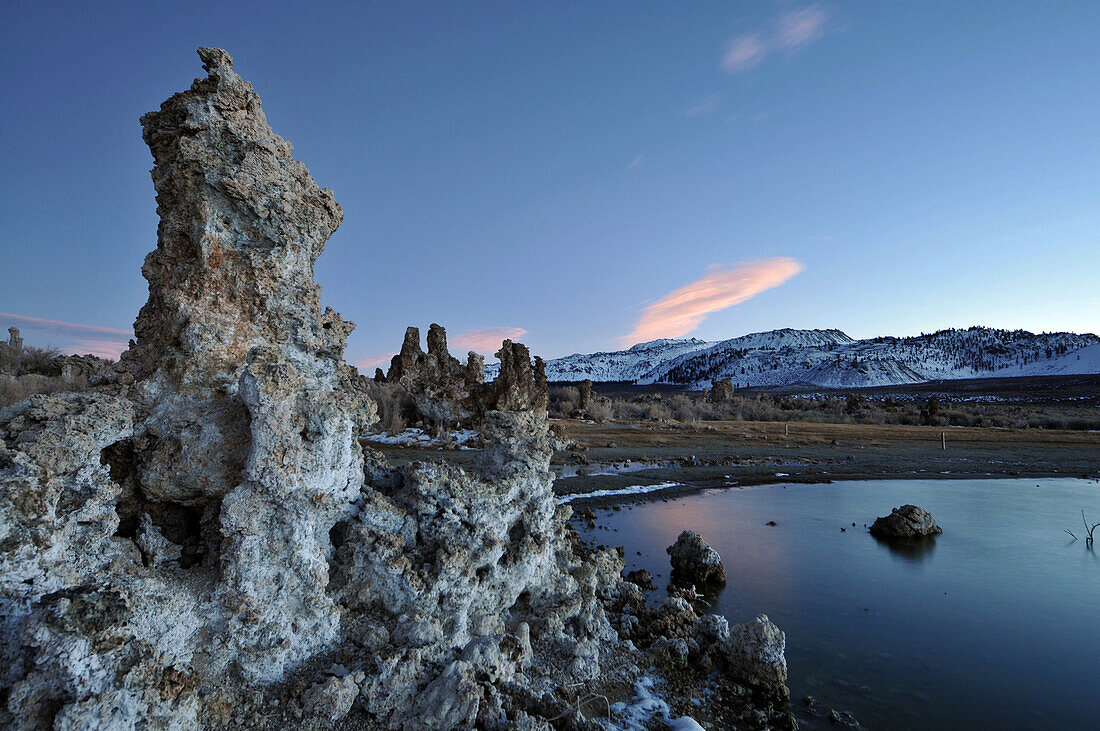 Kalksteinformationen an einem See am Abend, Mono Lake National Monument, Kalifornien, USA, Amerika