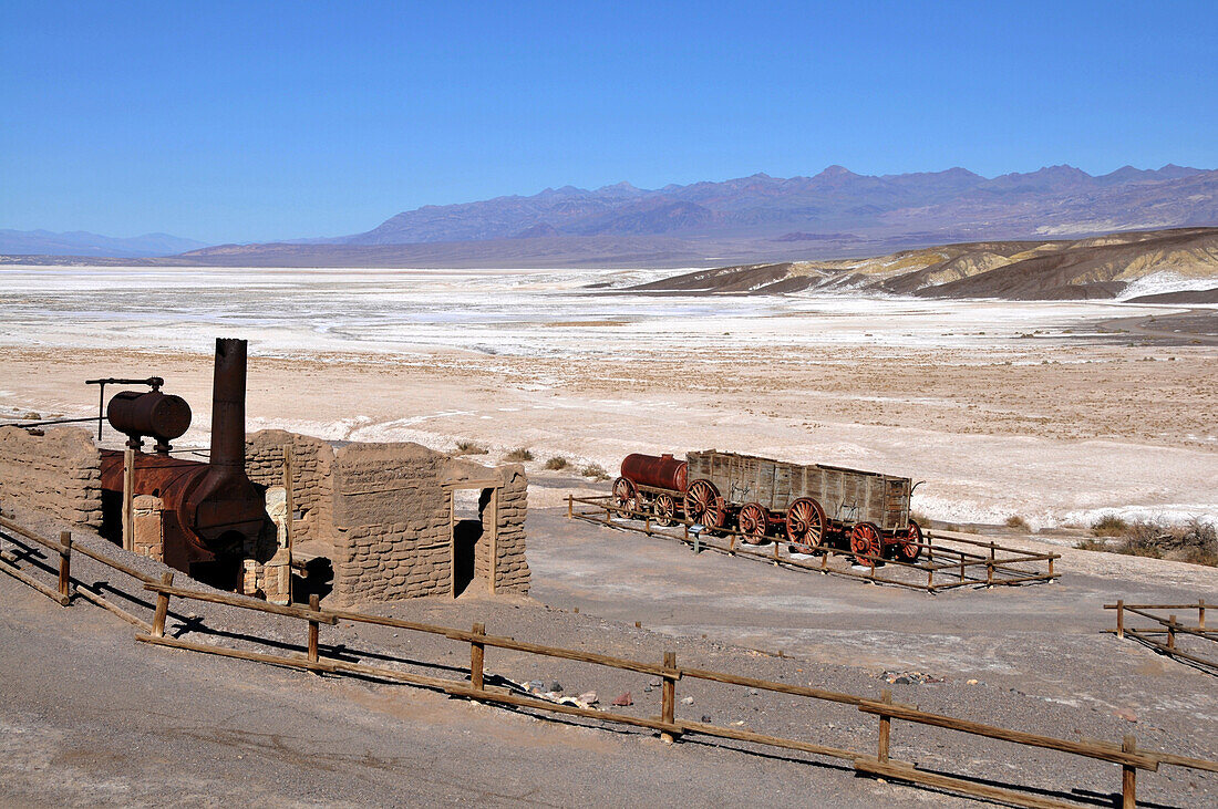 Blick auf Gebäude und alte Kutschen, Death Valley Nationalpark, Kalifornien, USA, Amerika