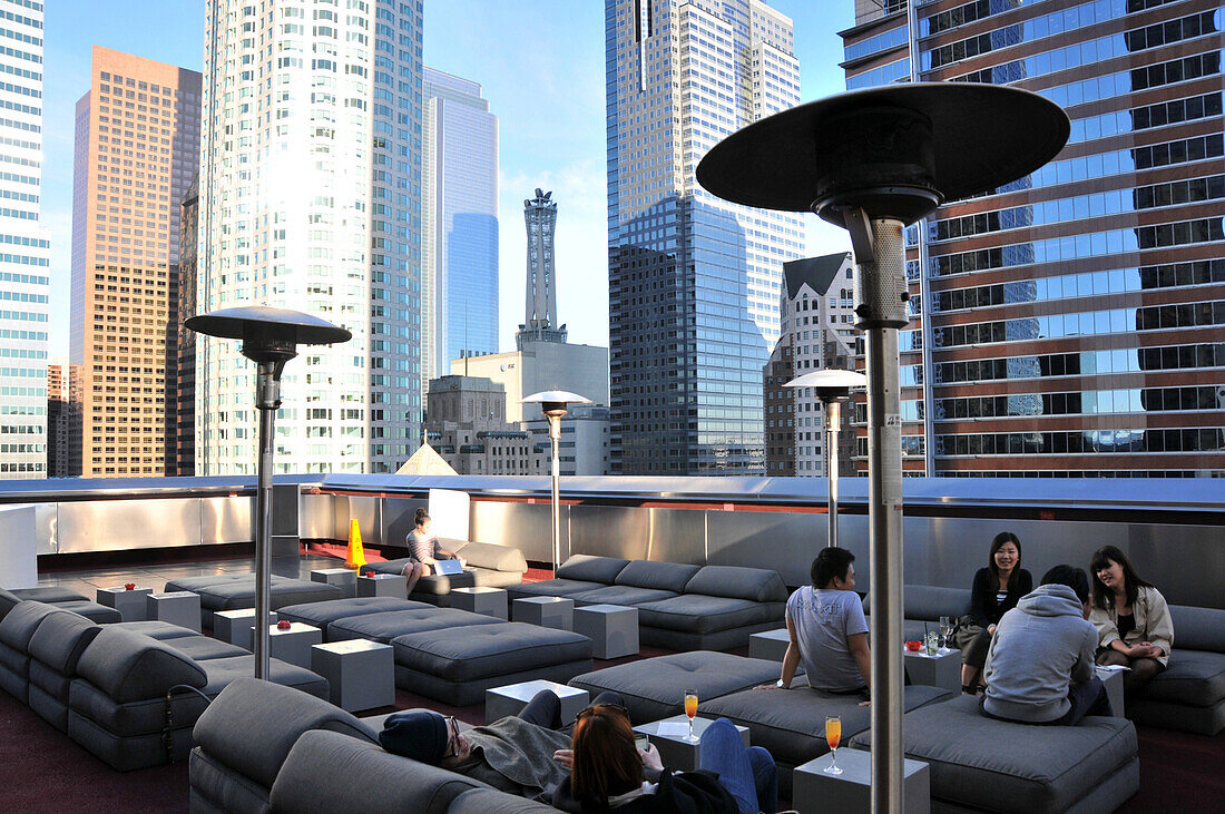 Menschen auf der Dachterrasse des Hotel Standart, Downtown, Los Angeles, Kalifornien, USA, Amerika