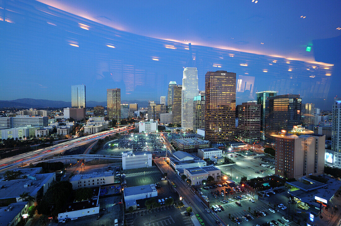 Nächtlicher Blick auf Hochhäuser in Downtown, Los Angeles, Kalifornien, USA, Amerika