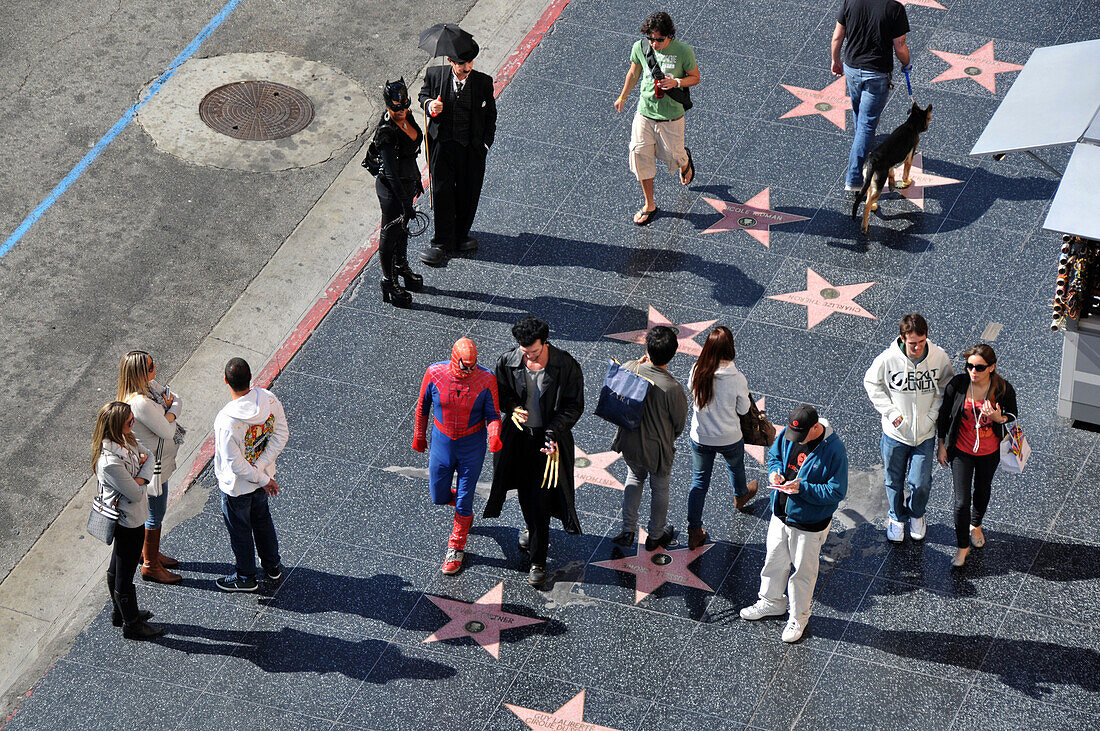 Blick von oben auf Menschen auf dem Walk of Fame, Hollywood Boulevard, Hollywood, Los Angeles, Kalifornien, USA, Amerika