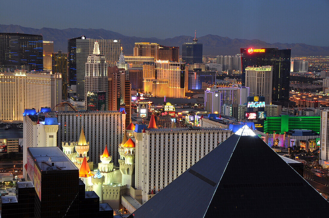 Blick von THE Hotel auf beleuchtete Häuser bei Nacht, Las Vegas, Nevada, USA, Amerika