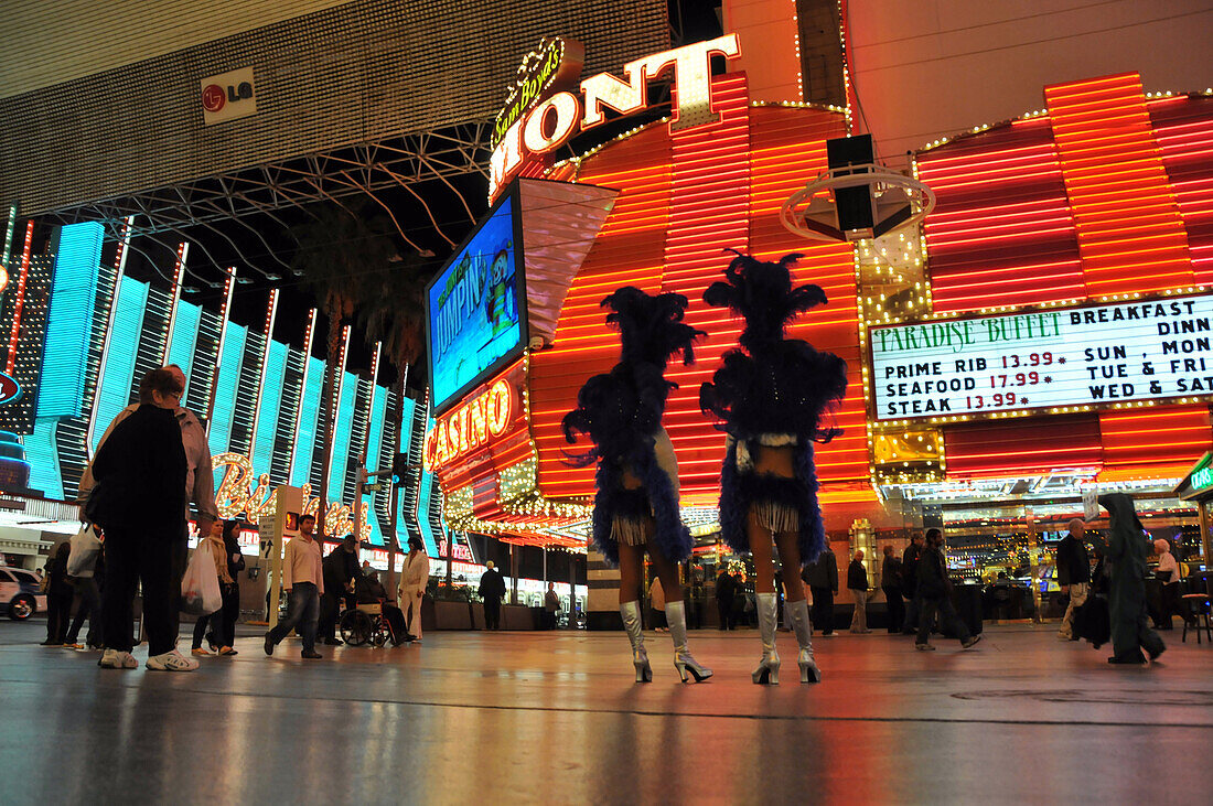 Menschen vor beleuchteten Kasinos in der Fremontstreet Downtown, Las Vegas, Nevada, USA, Amerika