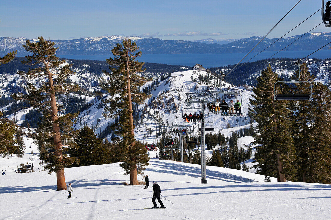 Skipiste und Sessellift im Skigebiet Squaw Valley am Lake Tahoe, Nord Kalifornien, USA, Amerika
