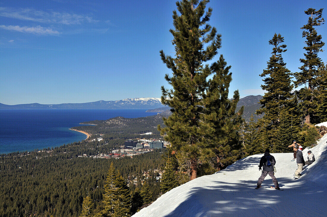 Menschen auf der Piste im Skigebiet Heavenly am südl. Lake Tahoe, Nord Kalifornien, USA, Amerika
