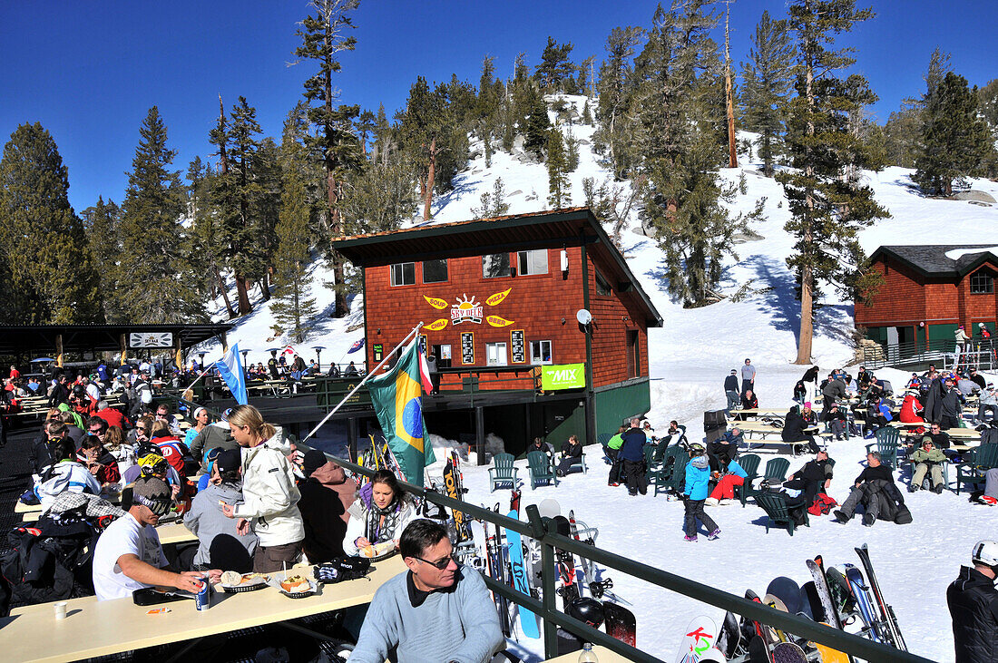 Menschen beim Apres Ski, Skigebiet Heavenly am südl. Lake Tahoe, Nord Kalifornien, USA, Amerika