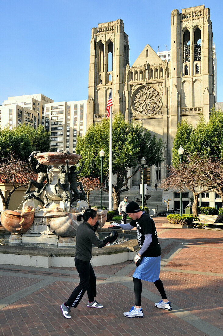 Menschen am Brunnen vor der Grace Cathedral, San Francisco, Kalifornien, USA, Amerika