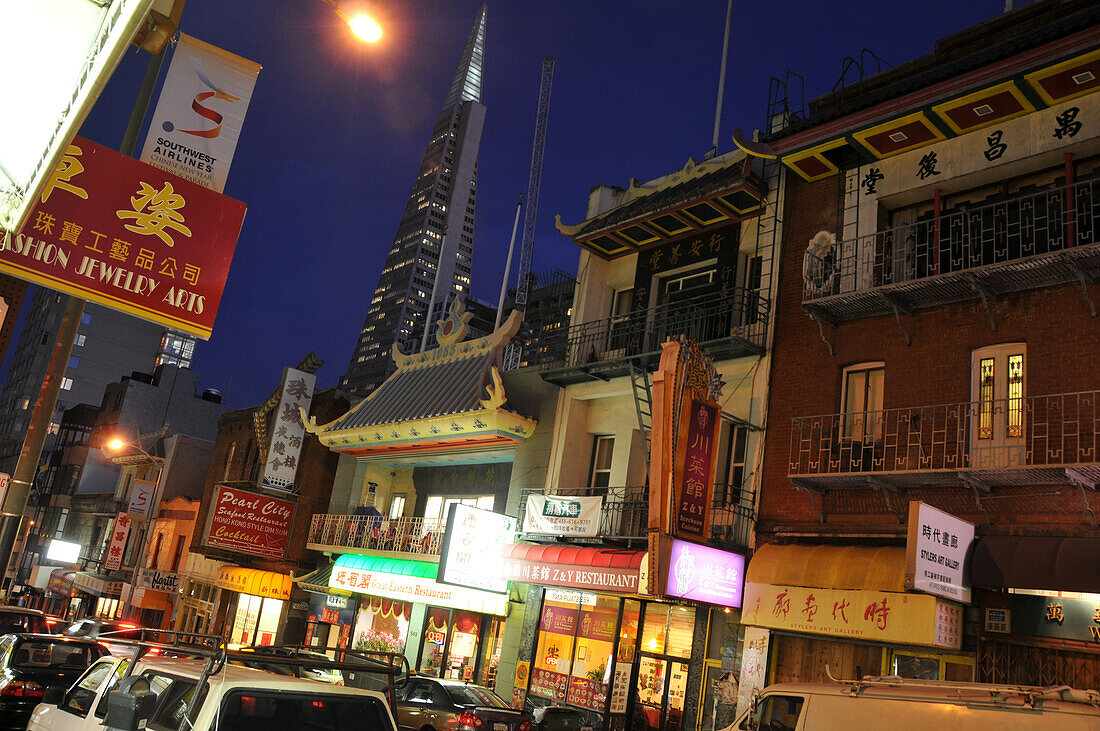 Häuser und Schilder in Chinatown bei Nacht, San Francisco, Kalifornien, USA, Amerika