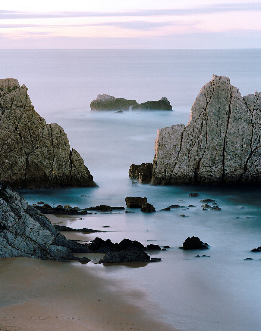 Felsen vor Playa de Arnia, westlich Santander, Kantabrien, Spanien