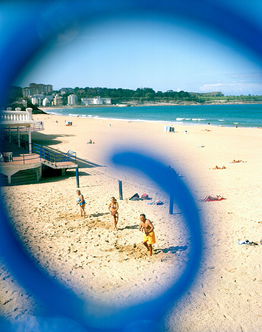 Beachball spieler am Strand, Strandclub, Haupt Stadtstrand Playa de Sardinero, Santander, Kantabrien, Spanien