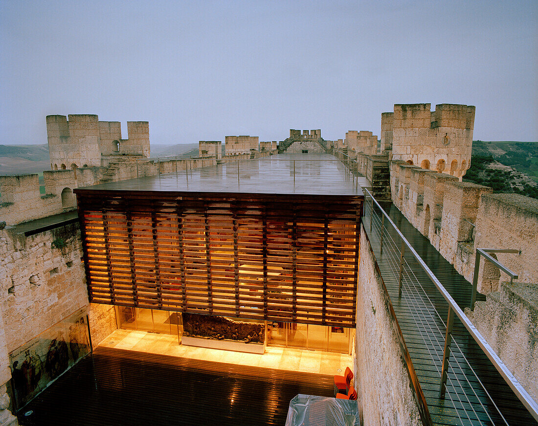 Innenhof des Weinmuseum im Castillo Penafiel, abends, Quintanilla, Kastilien-León, Spanien