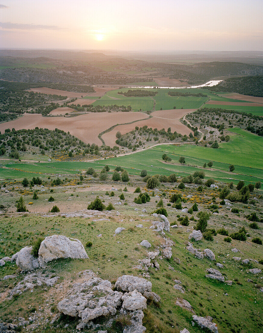 Blick von Castillo Califal de Gomaz bei Sonnenuntergang, Ribera del Duero, Kastilien-León, Spanien