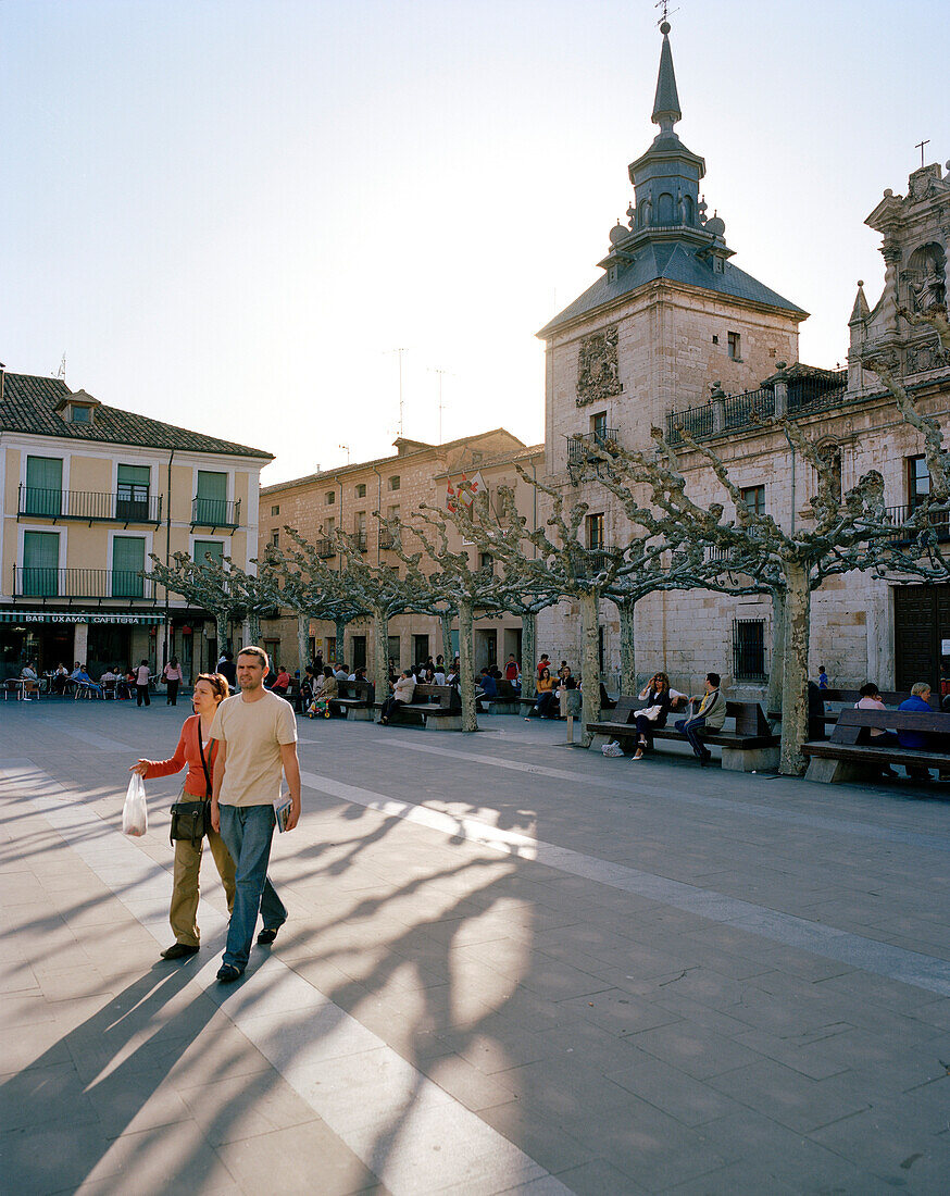 Touristen und Rathaus auf Plaza Mayor, El Burgo de Osma, Kastilien-León, Spanien