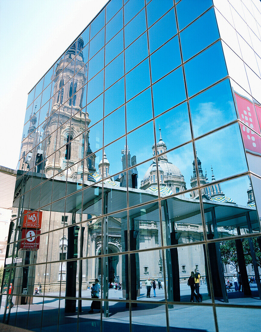 Basílica del Pilar spiegelt sich in Fassade, Saragossa, Aragonien, Spanien