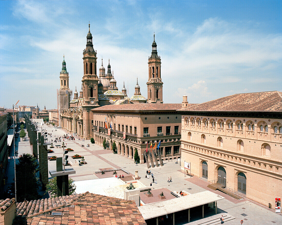 Square, Plaza de Nuestra Senora del Pilar with Basilica del Pilar, Saragossa, Aragon, Spain