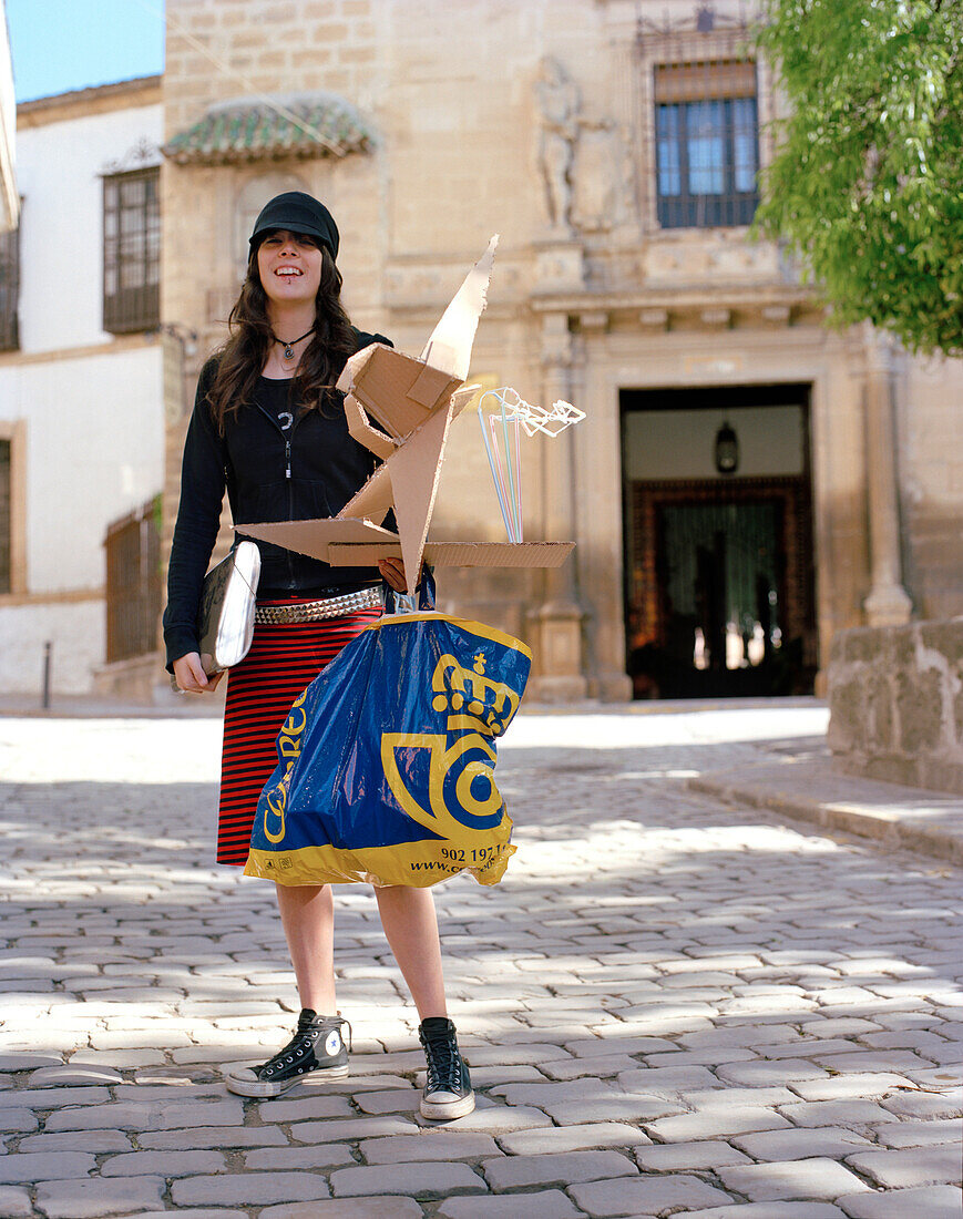 Kunststudentin auf Platz vor Hotel Palacio de la Rambla, Úbeda, Andalusien, Spanien