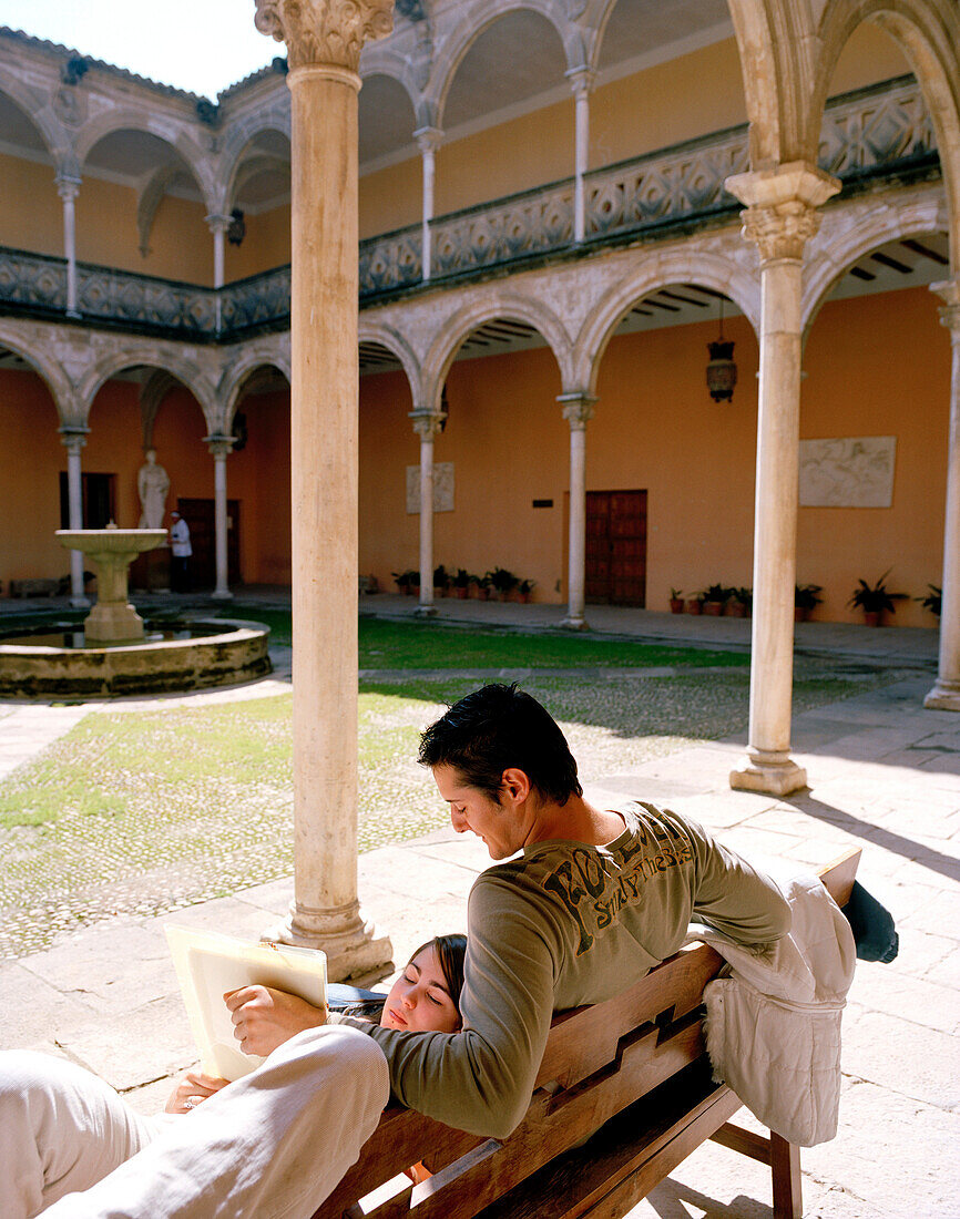 Paar im Patio der Kunstschule Escuela de Artes in Casa de las Torres, Úbeda, Andalusien, Spanien