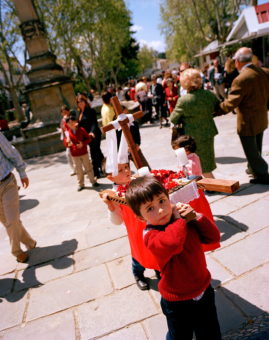 Kinder tragen Sänfte mit Kreuz, Cruzes de Mayo Fest, Baeza, Andalusien, Spanien