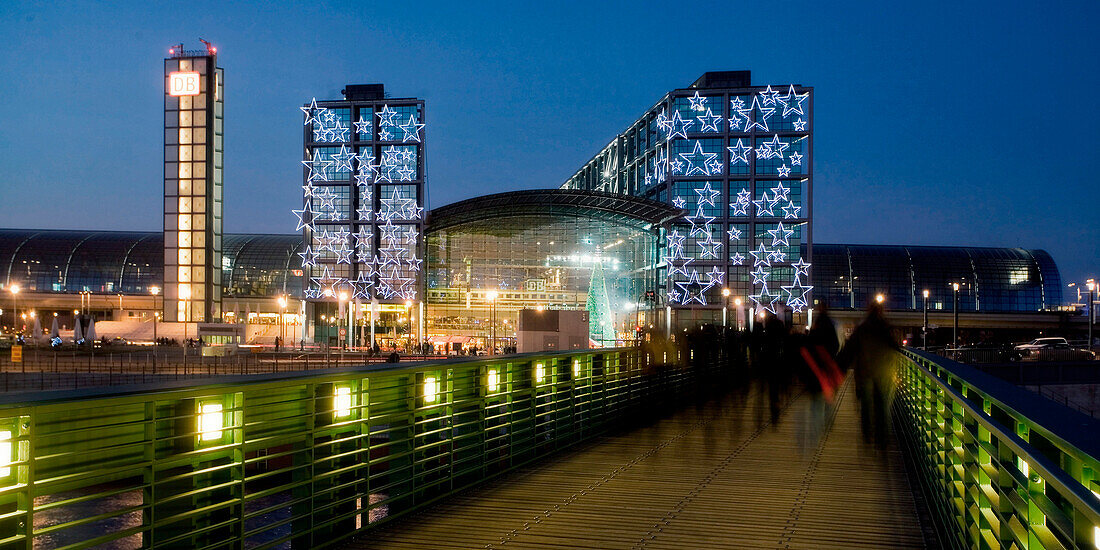 Berlin main station Lehrter Bahnhof, christmas illumination, pedestrian bridge over Spree at twilight, Berlin, Germany