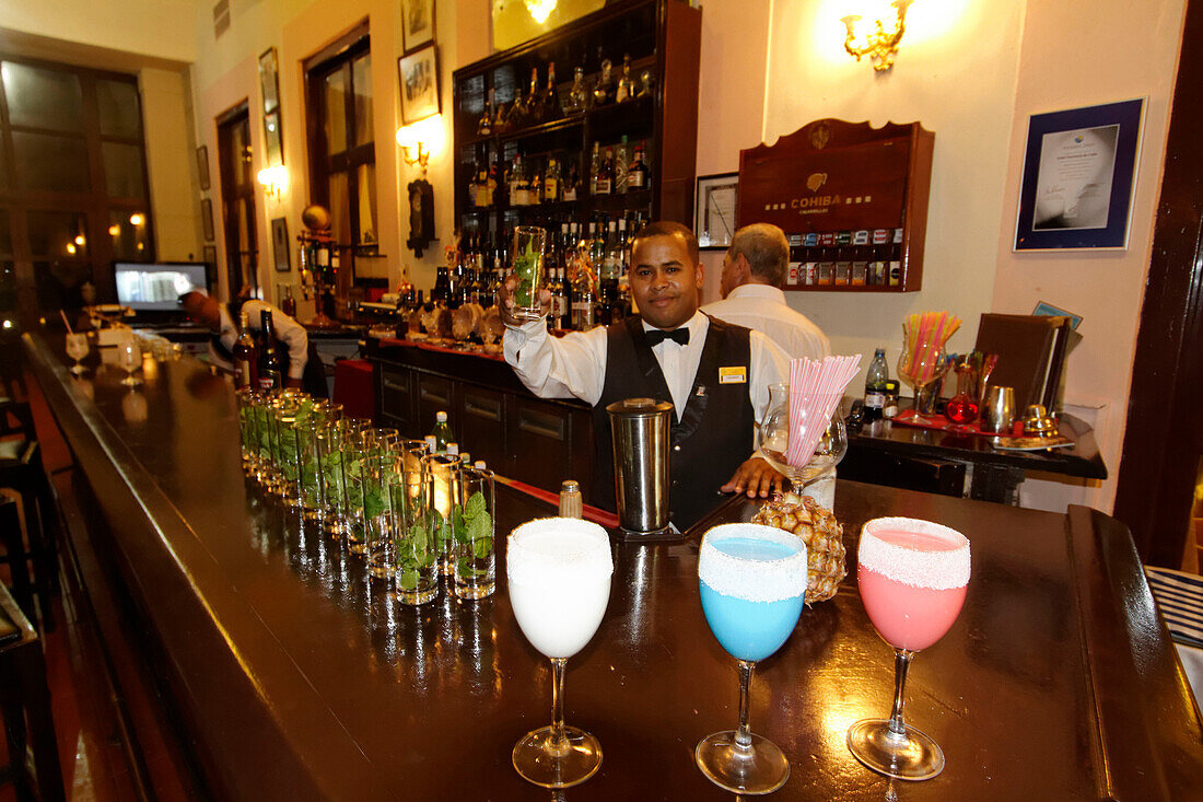 Hotel National Vedado, famous Bar, barkeeper, Frozen Daiquiri, Cuba, Greater Antilles, Antilles, Carribean, West Indies, Central America, North America, America