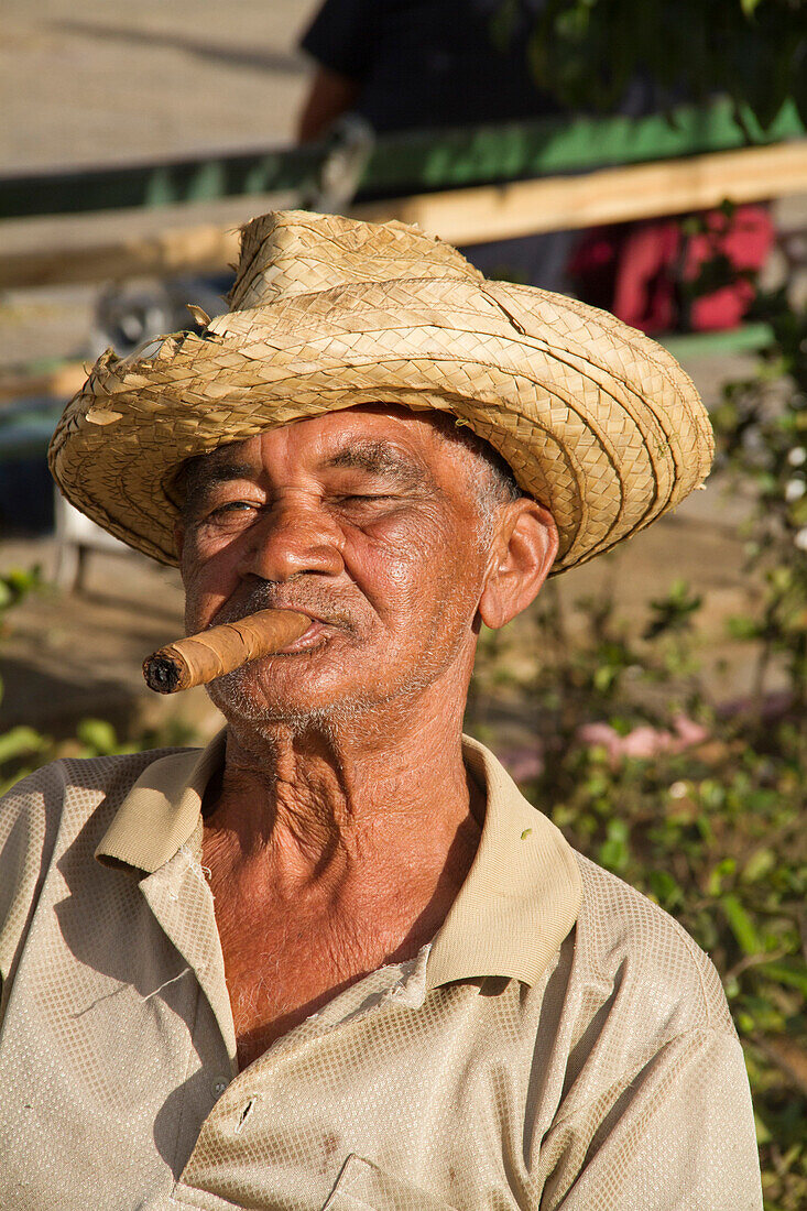 Kubaner mit Zigarre auf Platz vor Kirche, Vinales, Kuba, Großen Antillen, Antillen, Karibik, Westindische Inseln, Mittelamerika, Nordamerika, Amerika