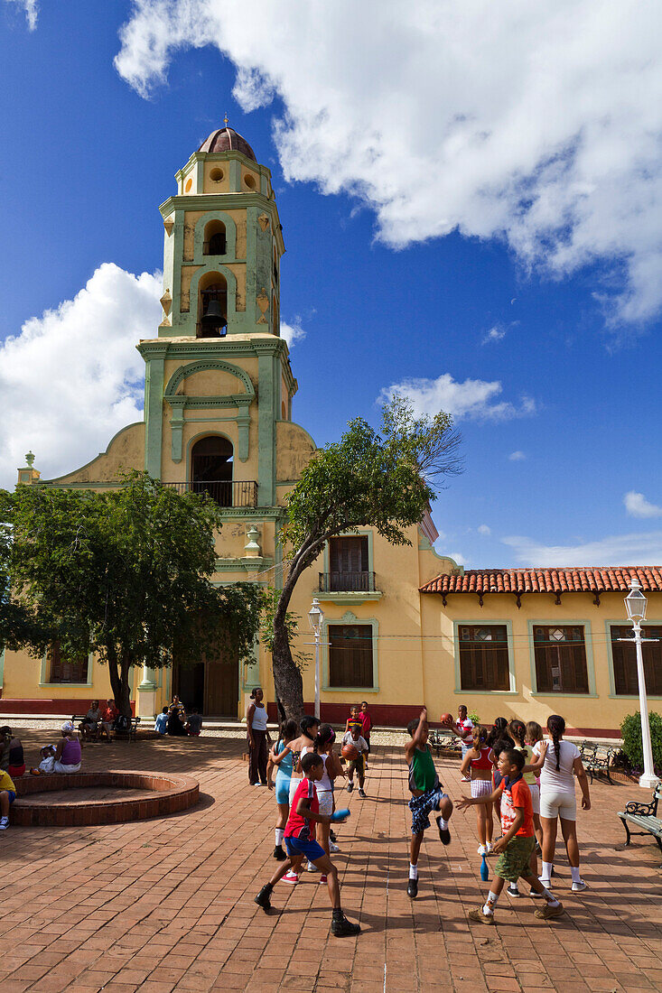 Schüler beim Sportunterricht, Glockenturm des Kloster San Francisco, Trinidad, Kuba, Großen Antillen, Antillen, Karibik, Westindische Inseln, Mittelamerika, Nordamerika, Amerika