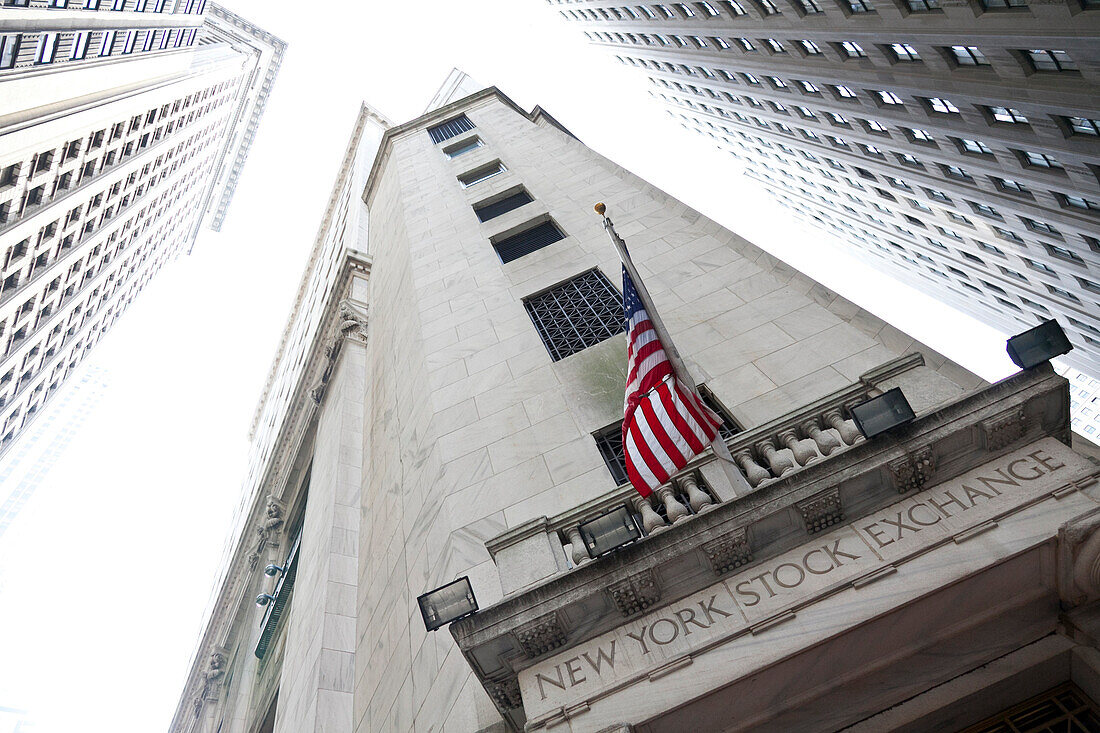 New Yorker Börse, Architekt George Browne Post, US-Flagge, New York Stock Exchange, Zentrum der Finanzwelt, Globalisierung, Manhattan, New York City, Vereinigte Staaten von Amerika, USA