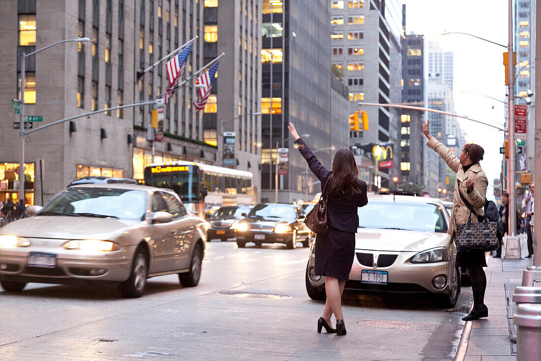 Frauen winken Taxen heran, Manhattan, New York City, Vereinigte Staaten von Amerika, USA