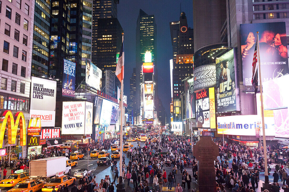 Times Square in der Nacht, Taxen und Leuchtreklame, Manhattan, New York City, Vereinigte Staaten von Amerika, USA