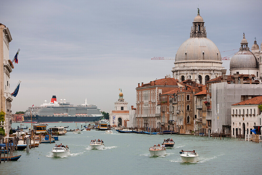 Canale Grande, Kreuzfahrtschiff im Hintergrund, Venedig, Italien
