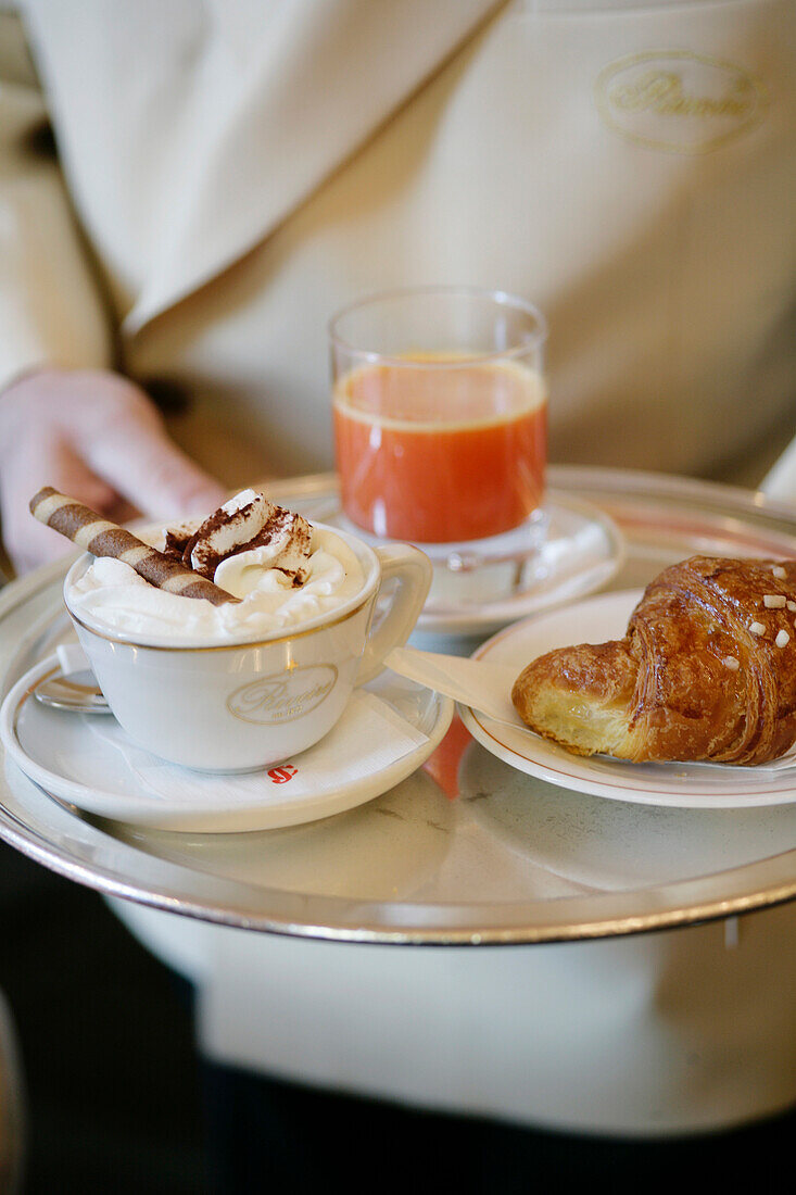 Italienisches Frühstück mit Cappuccino, Croissant und Orangensaft, Frühstück, Italien