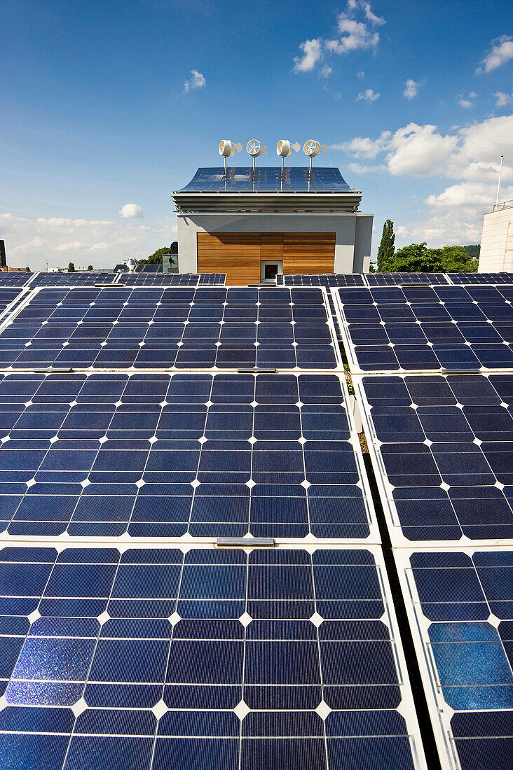 Solaranlage und Windräder auf einem Dach, Hotel Victoria, Freiburg im Breisgau, Baden-Württemberg, Deutschland