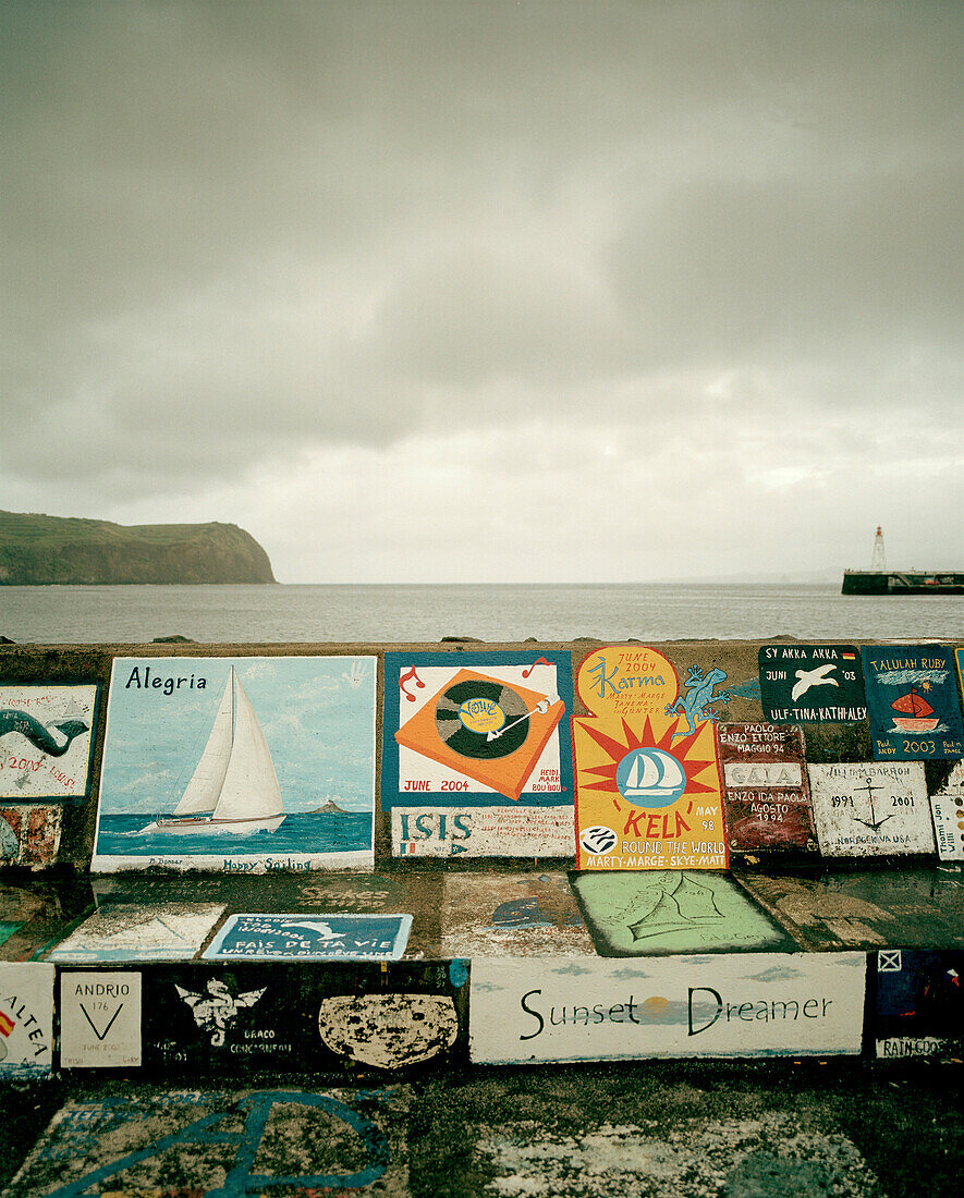 Malereien der Segler vor Atlantiküberquerung auf der Mole, Seglerhafen Marina von Horta, Insel Faial, Azoren, Portugal