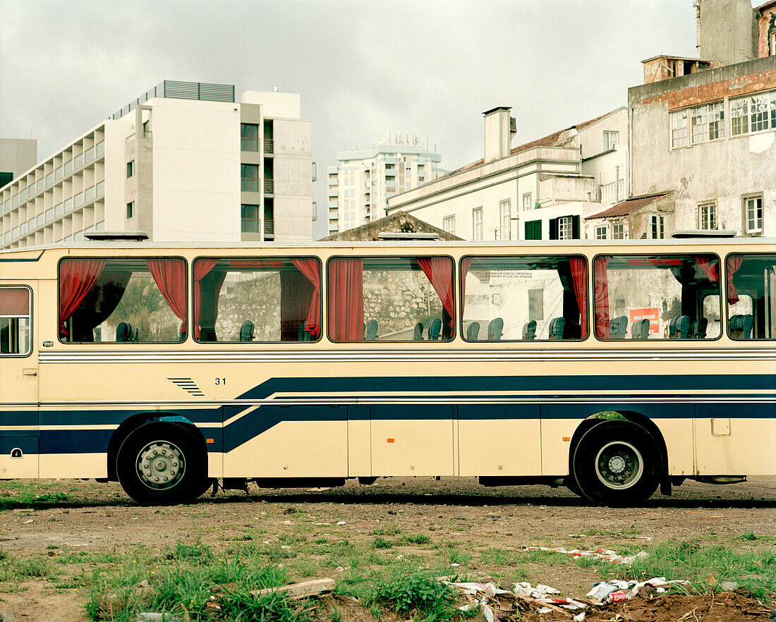 Reisebus vor Neubau des Casino-Hotel und alten Häusern am Hafen von Ponta Delgada, Insel Sao Miguel, Azoren, Portugal