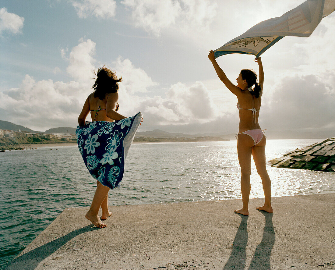 Frauen am Meeresschwimmbad in Ribeira Grande, Nordküste der Insel Sao Miguel, Azoren, Portugal