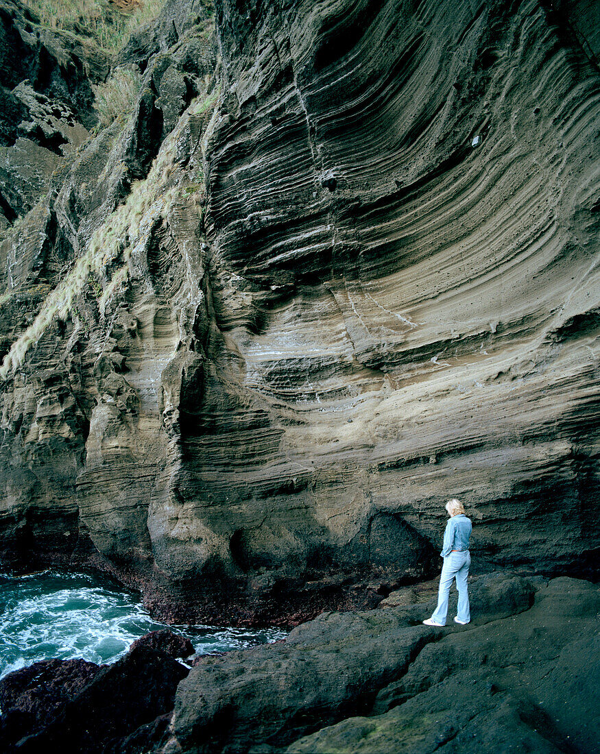 Erosionsform in Bimssteinfelsen, Steilküste am Porto de Pesca, in Capelas, Nordküste der Insel Sao Miguel, Azoren, Portugal