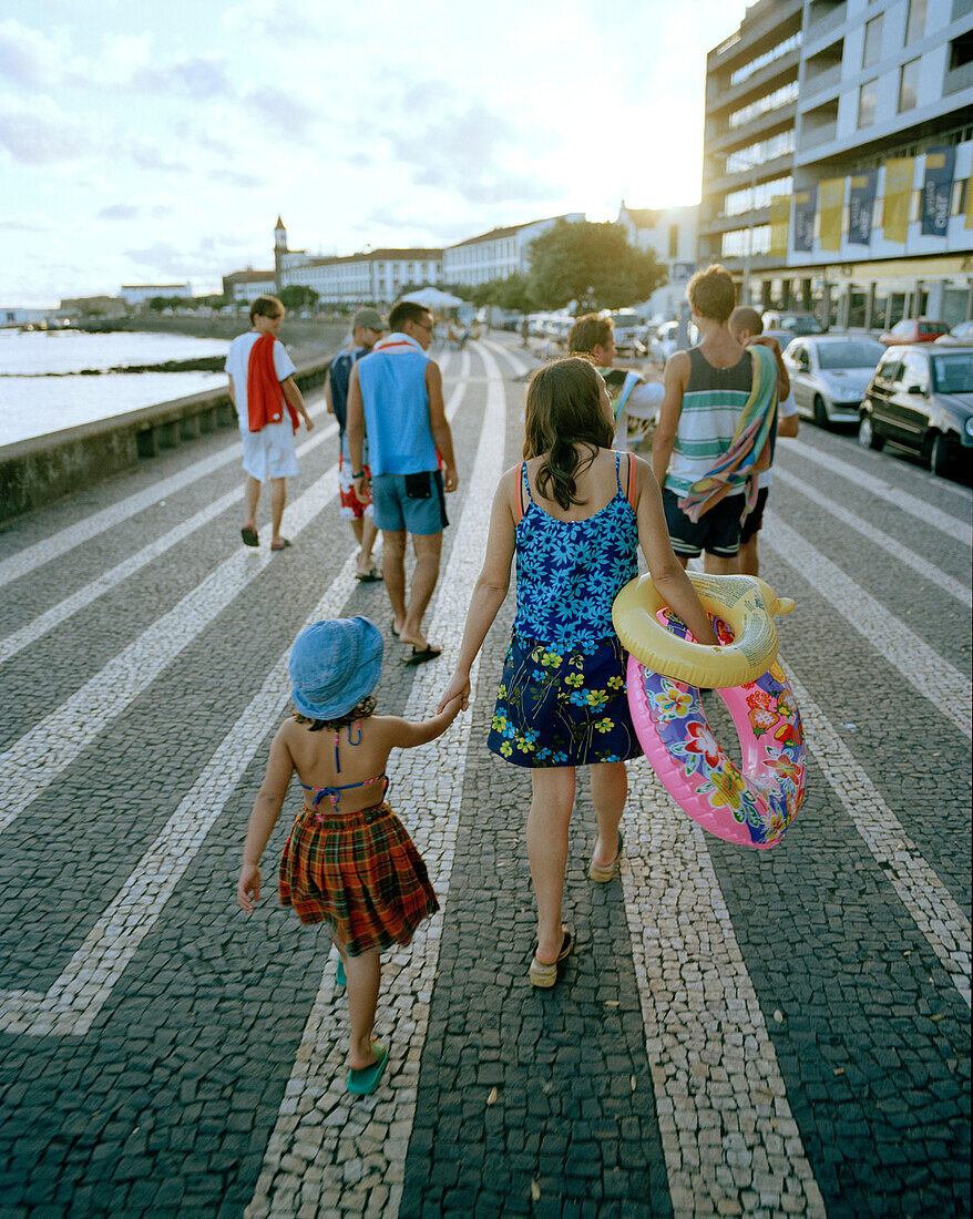 Strandbesucher auf der Promenade, Ave. Infante Dom Henrique, Ponta Delgada, Insel Sao Miguel, Azoren, Portugal