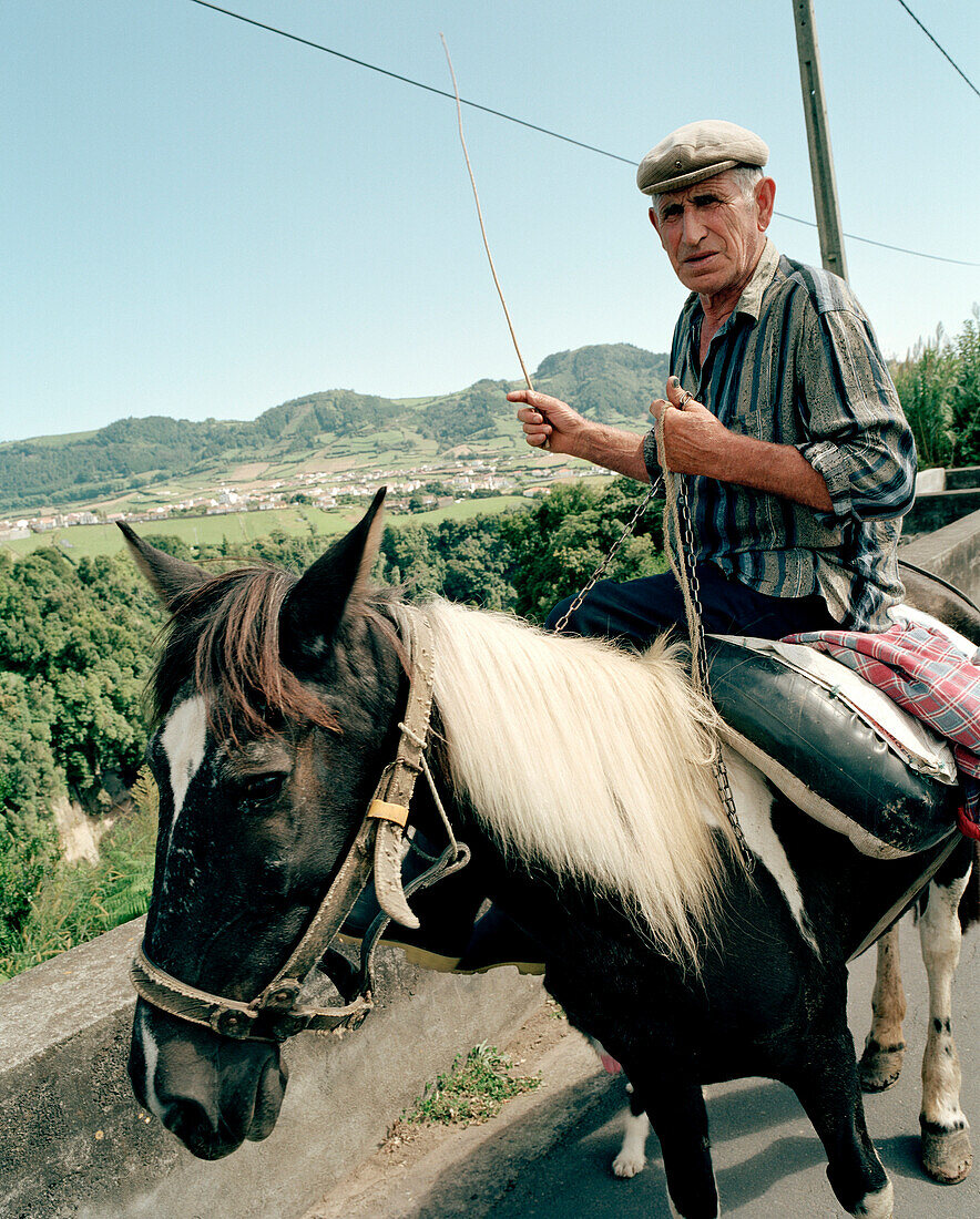 Bauer auf einem Pferd, nahe Provocao, im Nordenosten der Insel Sao Miguel, Azoren, Portugal