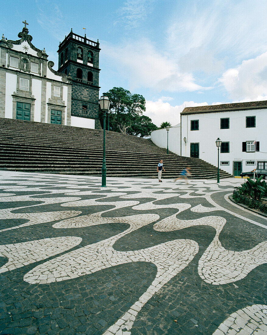 Hauptkirche Igreja Matriz in Ribeira Grande, typische Pflasterung, Nordküste der Insel Sao Miguel, Azoren, Portugal