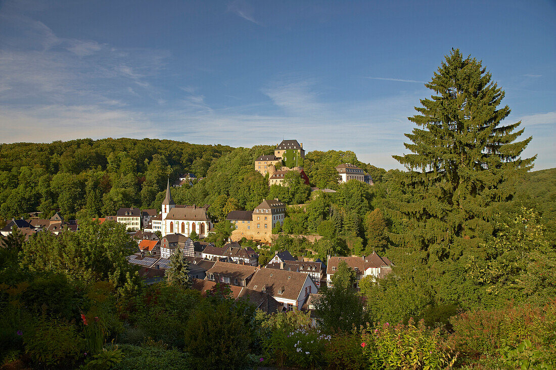 Fachwerkhaus, Pfarrkirche St. Mariä Himmelfahrt, Burg, Blankenheim, Eifel, Nordrhein-Westfalen, Deutschland, Europa