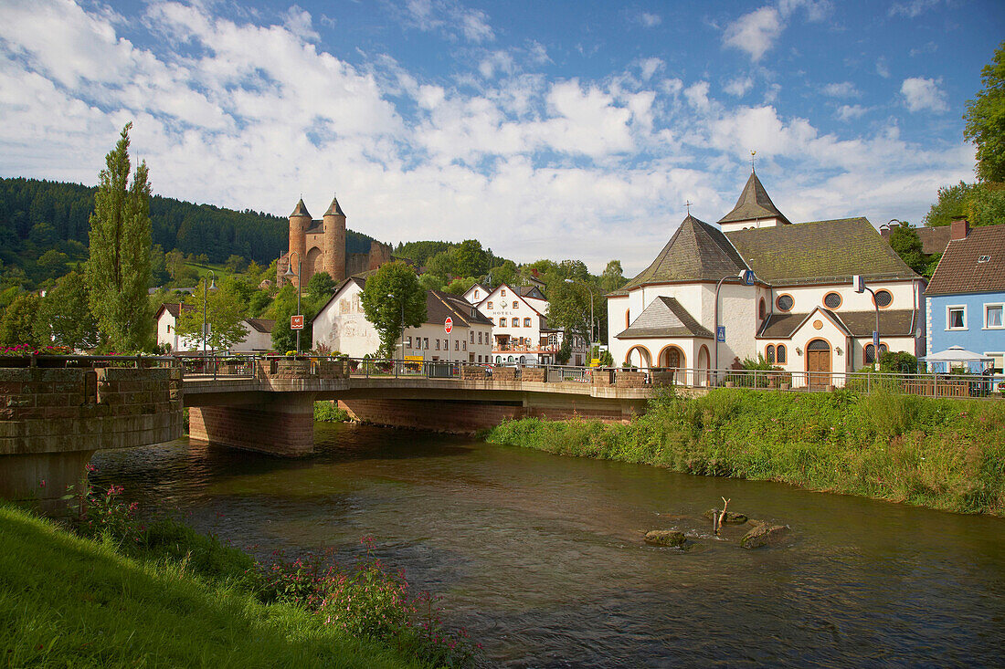 Mürlenbach on Kyll with Bertrada castle (late 13th century), Eifel, Rhineland-Palatinate, Germany, Europe