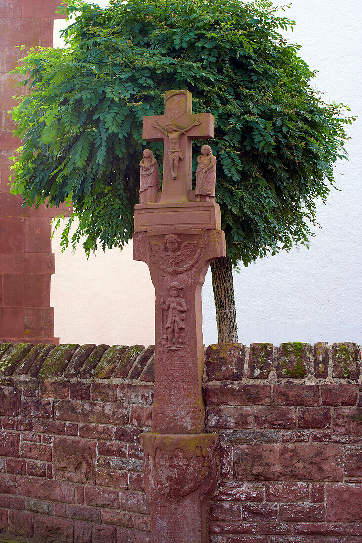 Wegkreuz vor der Kirche von Seinsfeld, Eifel, Rheinland-Pfalz, Deutschland, Europa