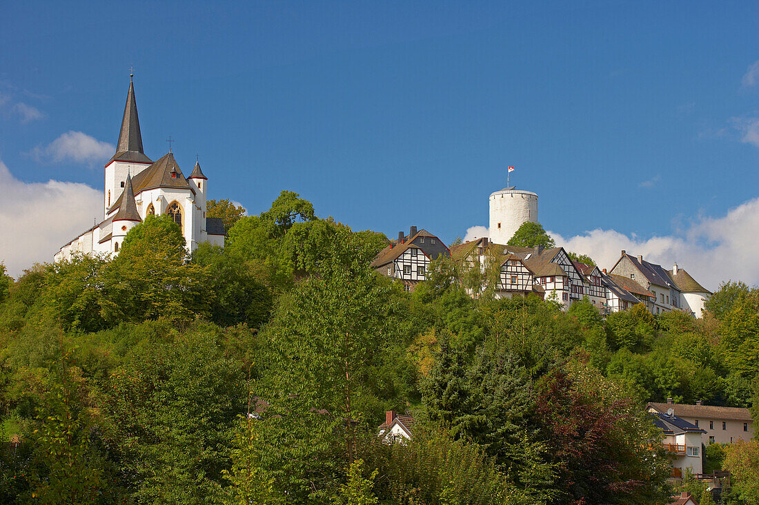 Blick auf befestigtes Burgdorf Reifferscheid, Eifel, Nordrhein-Westfalen, Deutschland, Europa