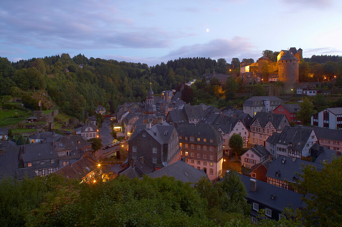 Blick auf Monschau, Abend, Eifel, Nordrhein-Westfalen, Deutschland, Europa