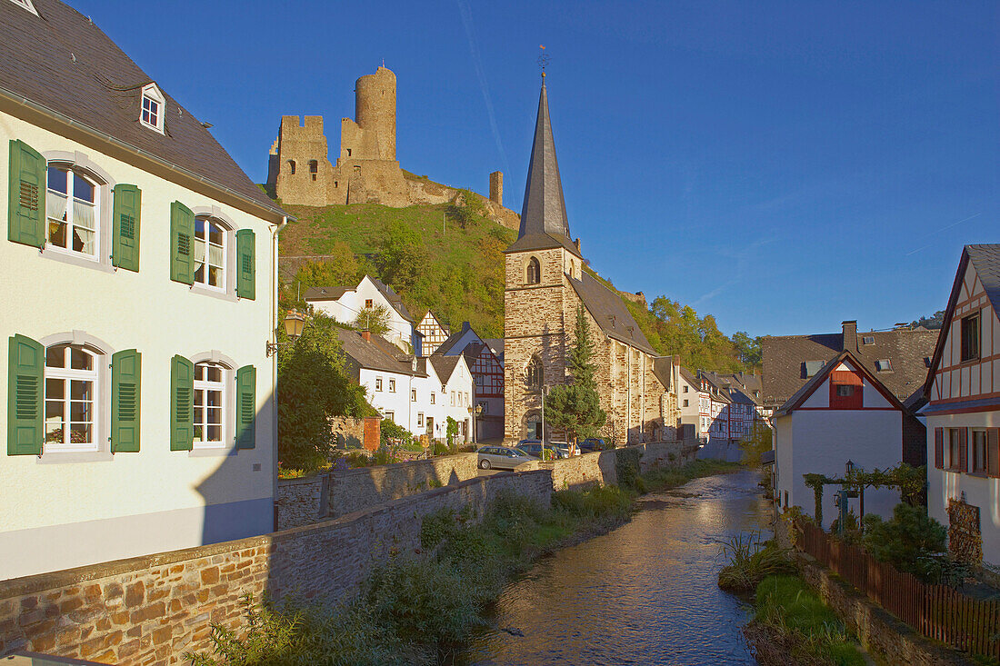 Blick auf Monreal, Große Burg (Löwenburg), Fachwerkhaus, Kirche, Elz, Eifel, Rheinland-Pfalz, Deutschland, Europa